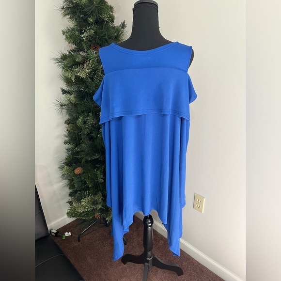 NWT XXL Sz 14 Light weight, long sleeve, cold shoulder, shark bite bottom shirt - Picture 2 of 8